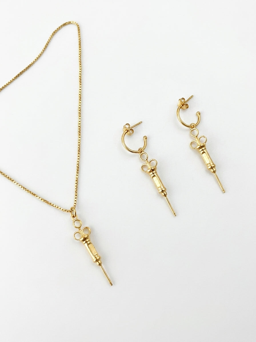ESCARLATA MINI CONJUNTO ORO (Collar + Pendientes)