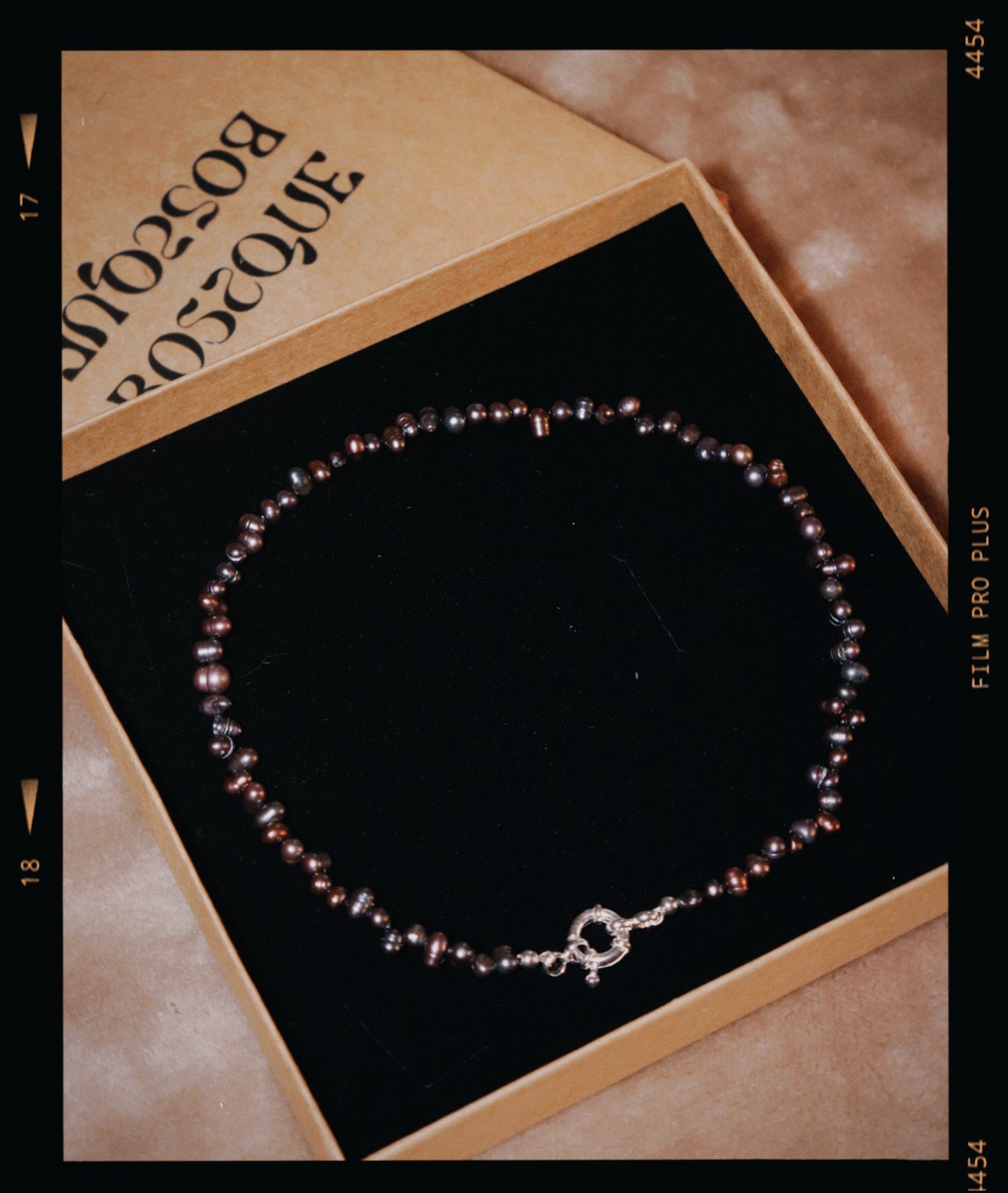 ENIGMA - Collar de perlas Edición Limitada (San Valentín '25)