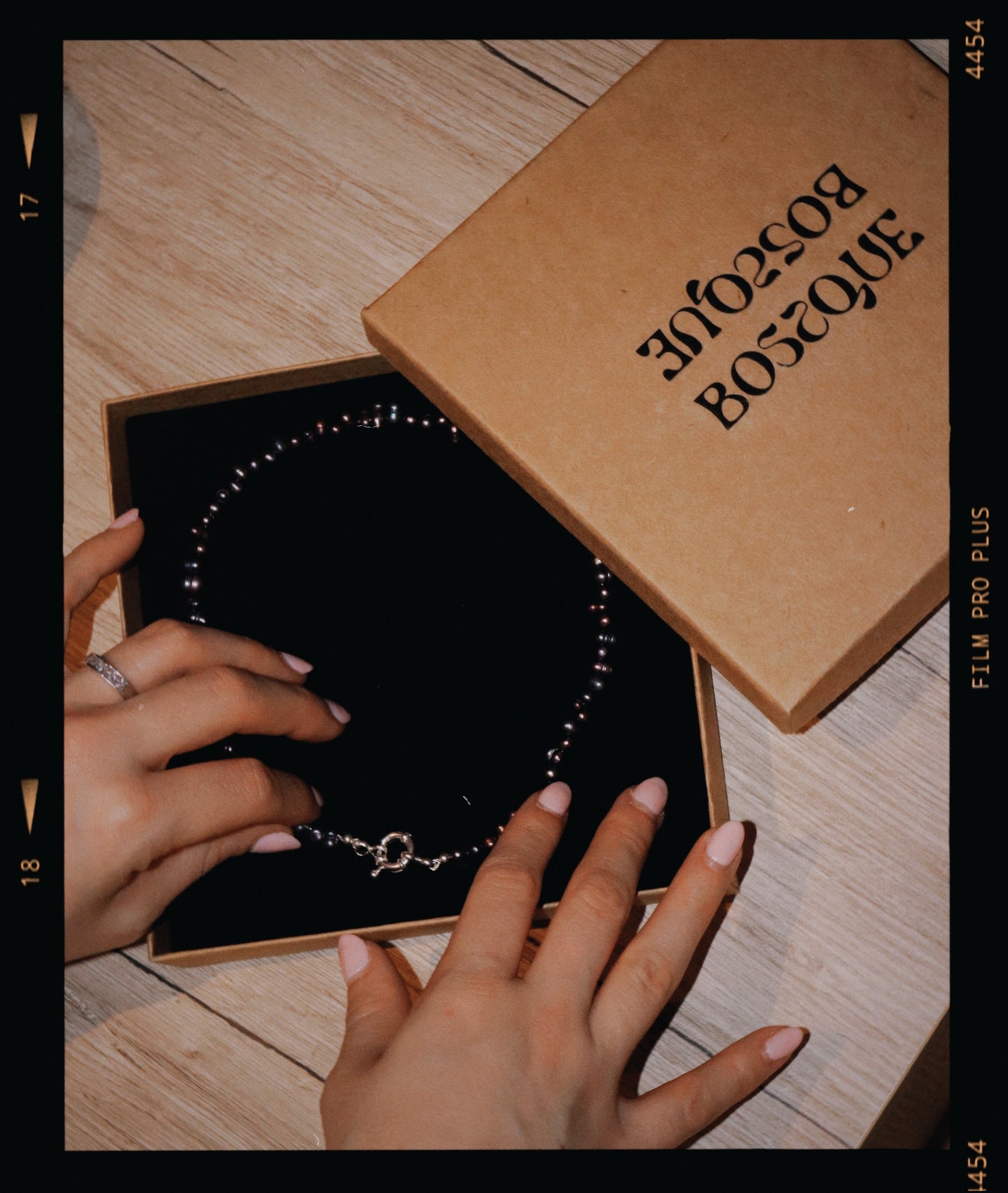 ENIGMA - Collar de perlas Edición Limitada (San Valentín '25)