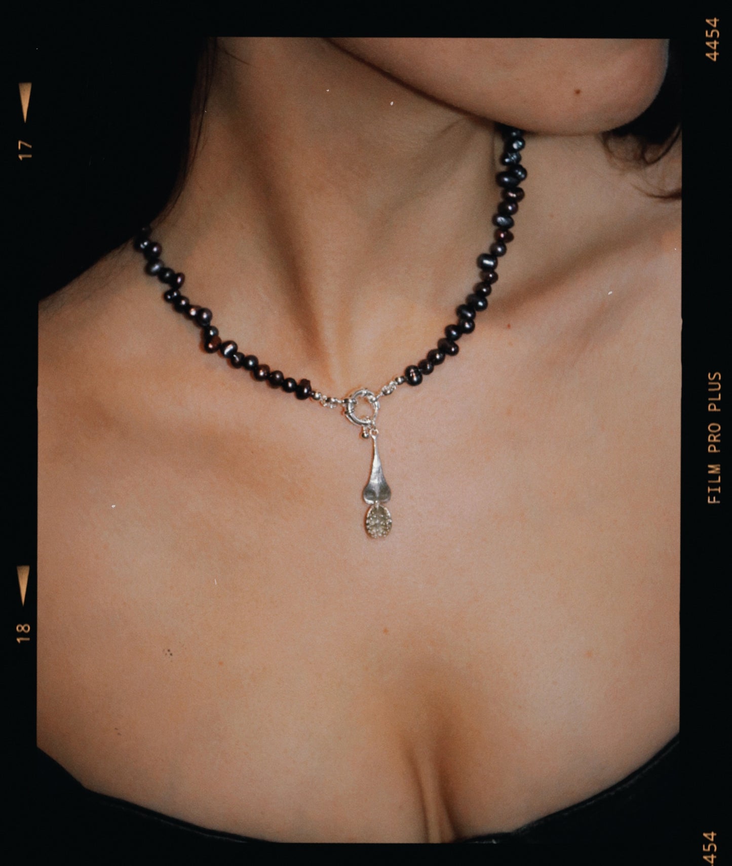 ENIGMA - Collar de perlas Edición Limitada (San Valentín '25)